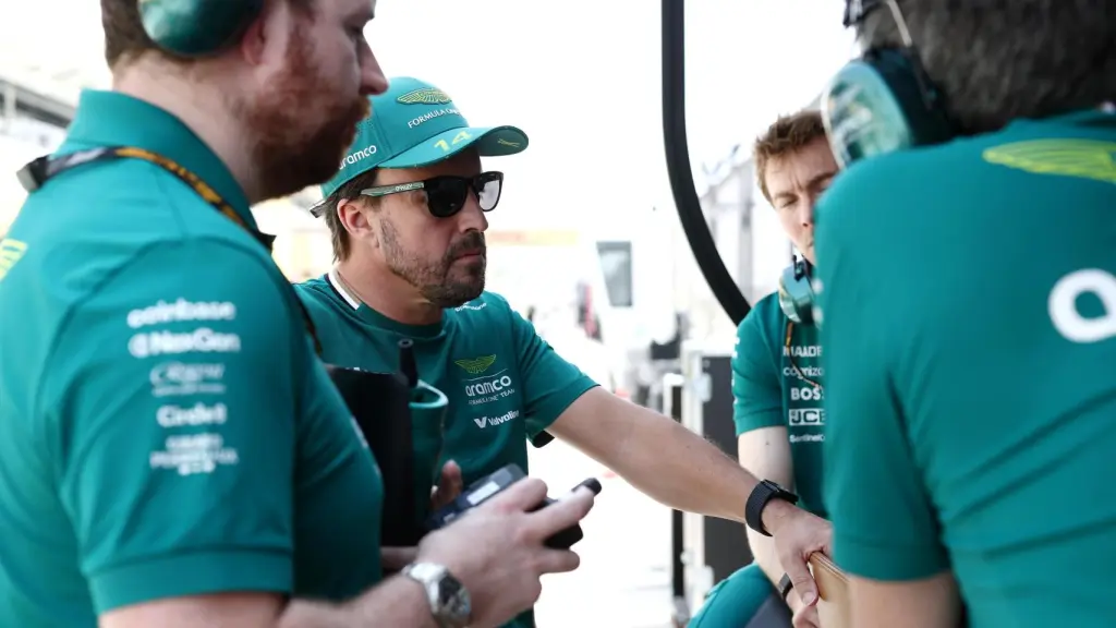 Fernando Alonso habla con sus ingenieros.