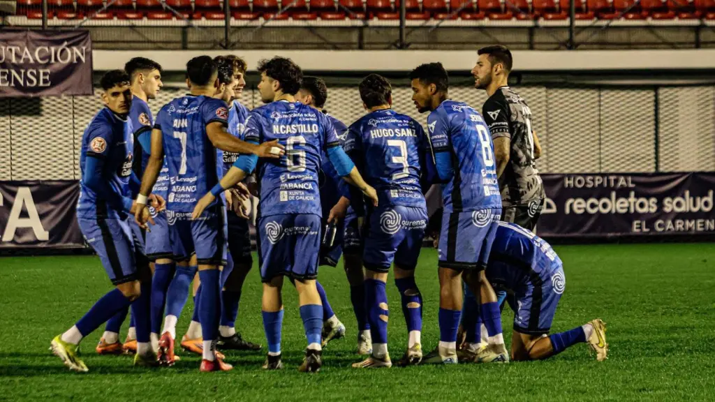 Los jugadores del Ourense celebran uno de los goles en el empate ante el Barakaldo.