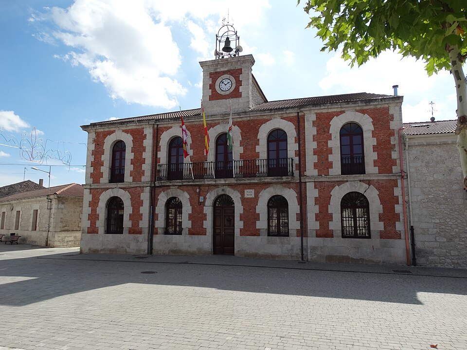 El Ayuntamiento de Montemayor de Pililla (Valladolid).