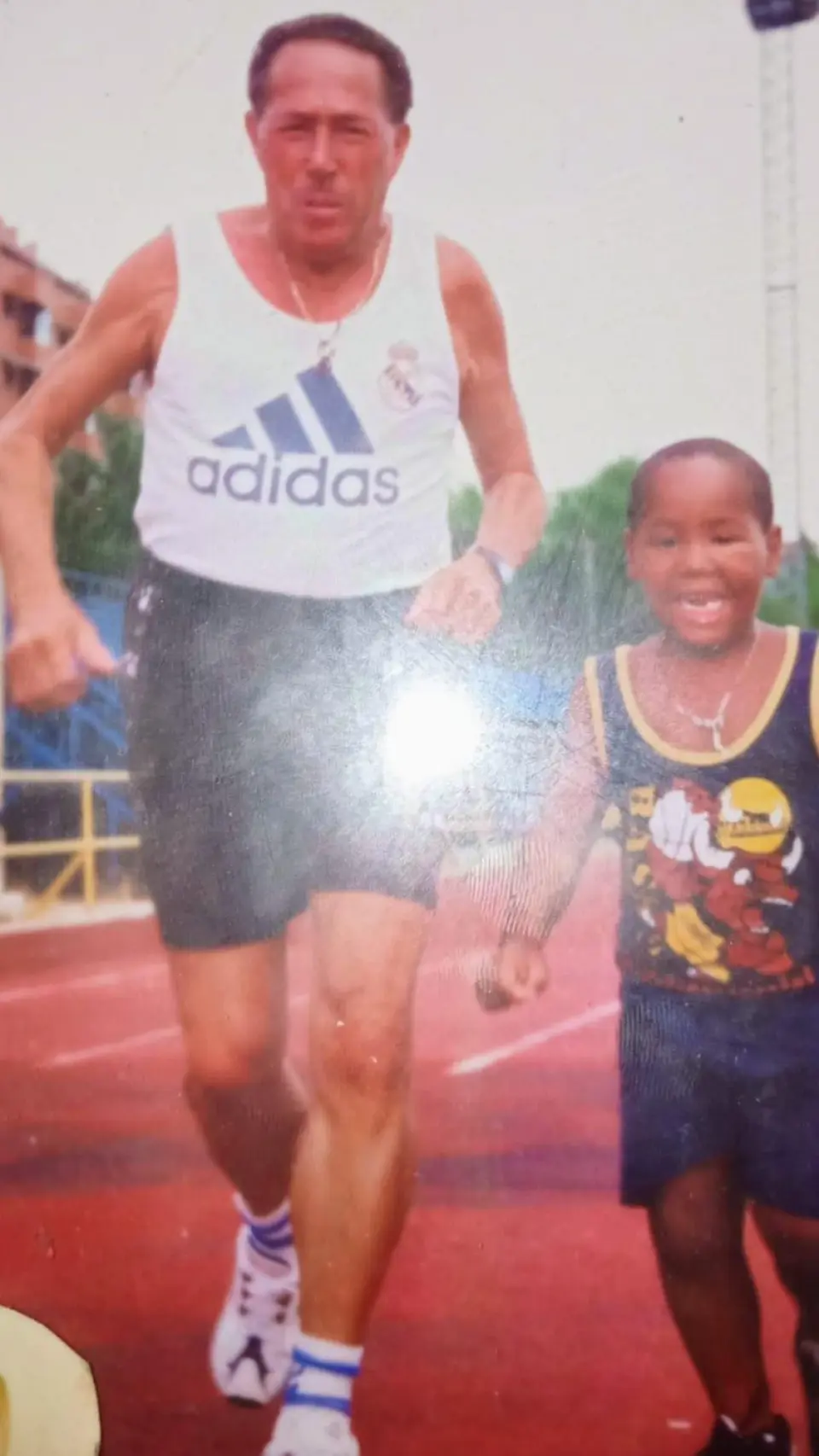Jesús Hurtado corre junto a su hijo.