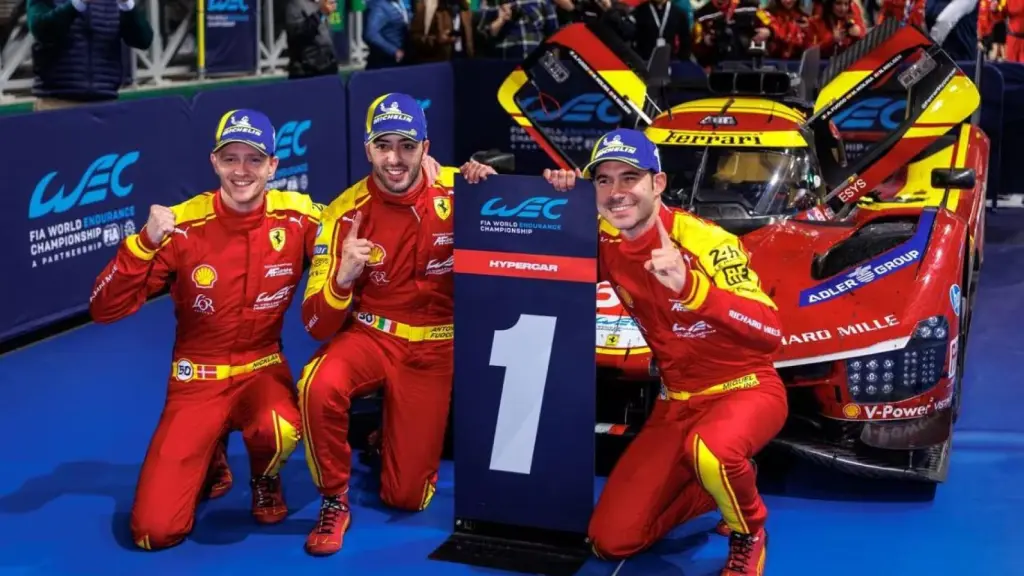 Nielsen, Fuocco y Molina celebran su victoria en Qatar 2025.