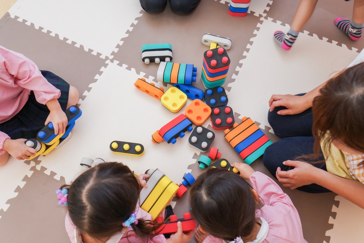 Niños juegan en una escuela