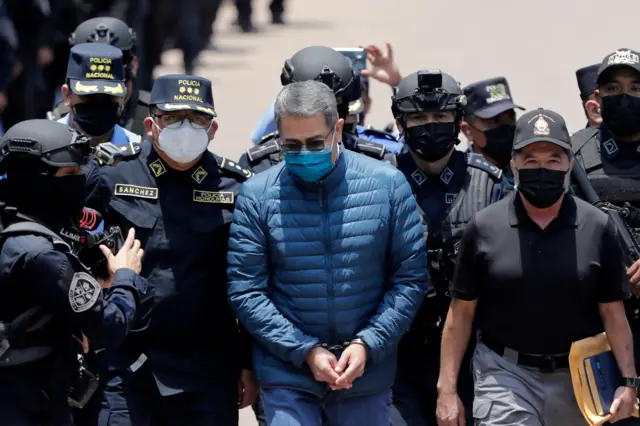Juan Orlando Hernández esposado y rodeado de policías en Honduras