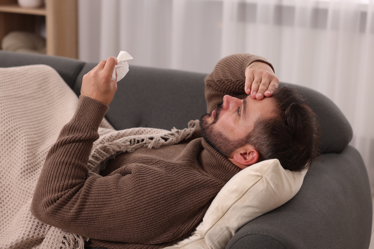 Hombre resfriado (Shutterstock)
