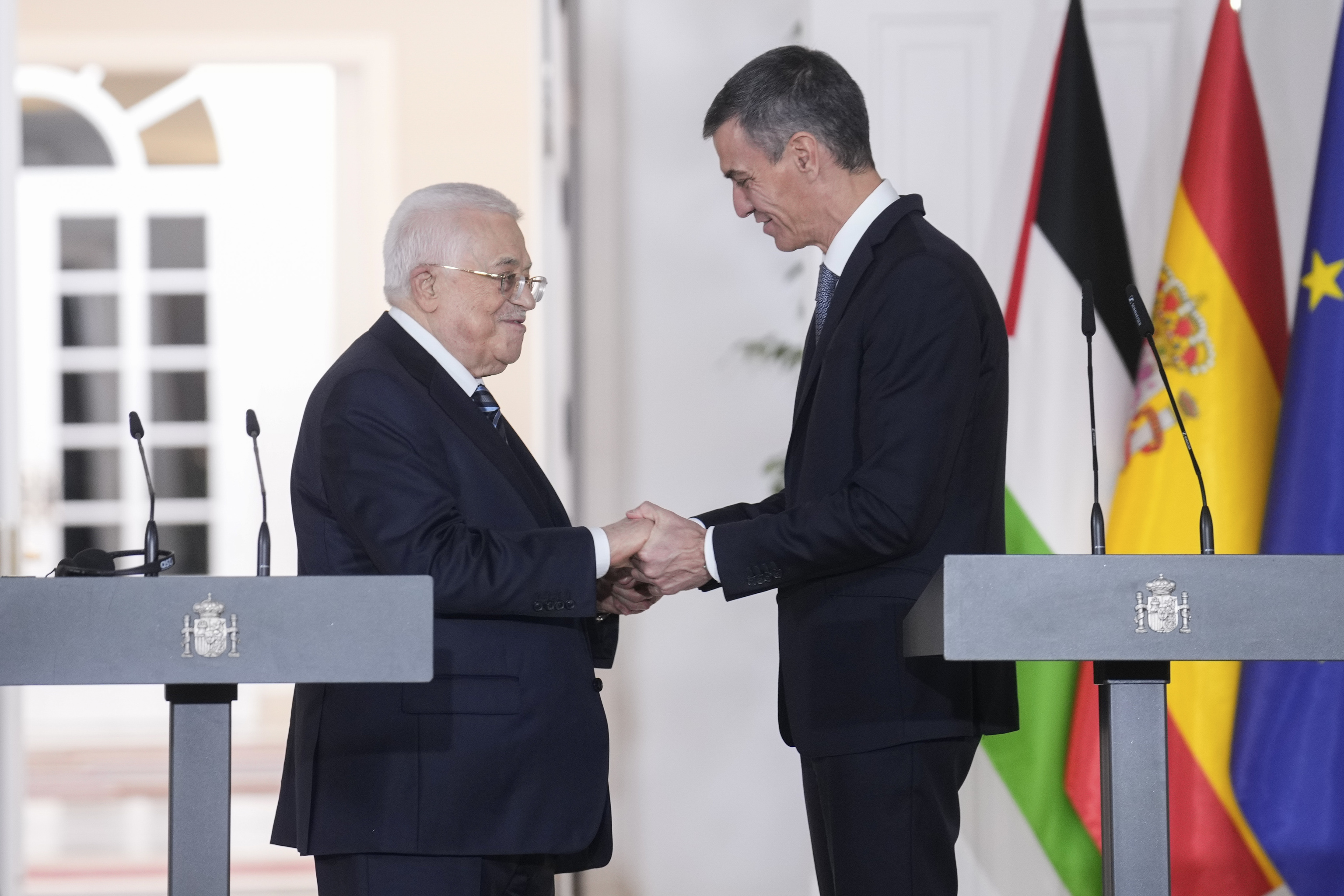 El presidente del Gobierno, Pedro Sánchez, y el presidente de Palestina, Abu Mazen.