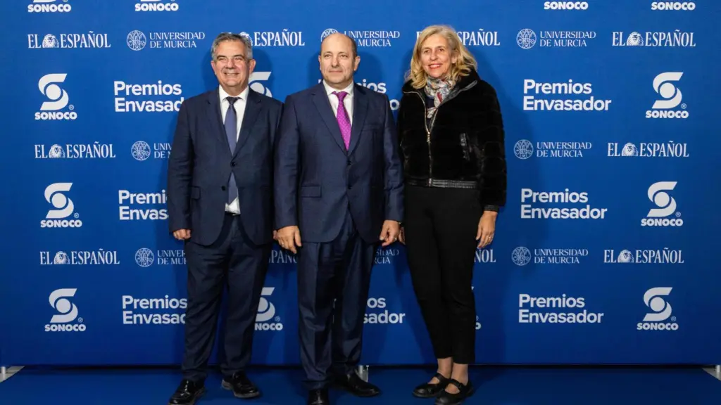 Philippe Cazeaux (c), commercial director Iberia and export para Sonoco, junto al consejero de Medio Ambiente, Universidades, Investigación y Mar Menor, Juan María Vázquez, y la teniente de alcalde y concejal de Promoción Económica del Ayuntamiento de Murcia, María de las Mercedes Bernabé Pérez, este jueves, en el Paraninfo de la UMU.