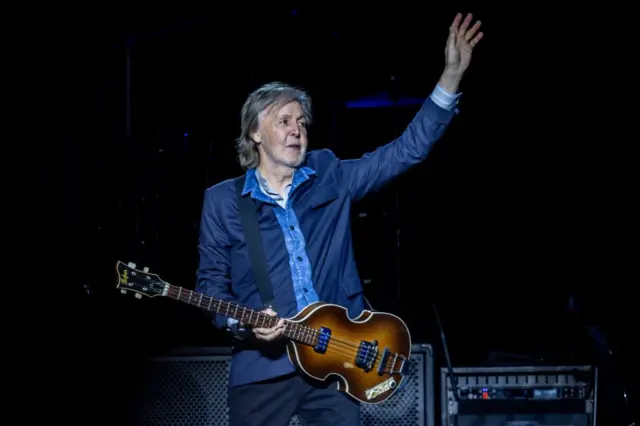 Paul McCartney tocando en diciembre de 2024.