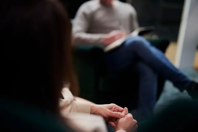 Un terapeuta ofrece una consulta psicológica a su paciente. 