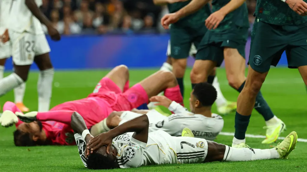 Vinicius se lamenta durante el Real Madrid - Manchester City