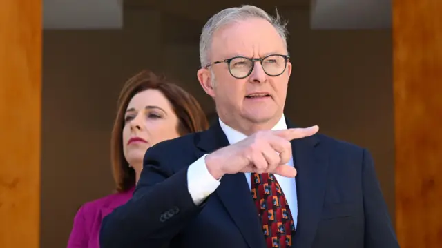 El primer ministro Anthony Albanese y la ministra de Comunicaciones, Anika Wells