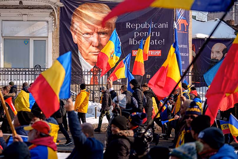 Una gran pancarta con la imagen del presidente estadounidense Donald Trump que dice 'Republicanos por la Libertad' durante una marcha en Bucarest, Rumania, sábado 22 de febrero de 2025