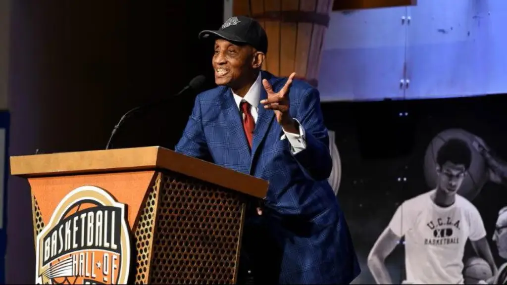 Dick Barnett, en un acto de la NBA.