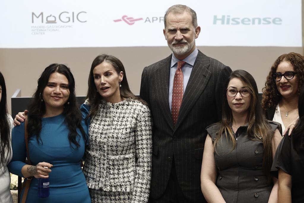 Los Reyes, junto a un grupo de mujeres víctimas de la trata, que han recibido formación gastronómica en la Universidad Rey Juan Carlos.