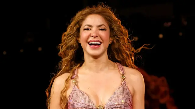 Shakira, con sus brazos en alto, forma con sus manos un corazón el 6 de junio de 2025 en el estadio Hard Rock de Miami.