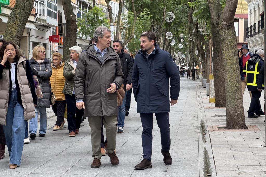 Alberto Núñez Feijóo, junto al consejero de Presidencia de la Junta, Abel Bautista, este jueves, en Don Benito (Badajoz).