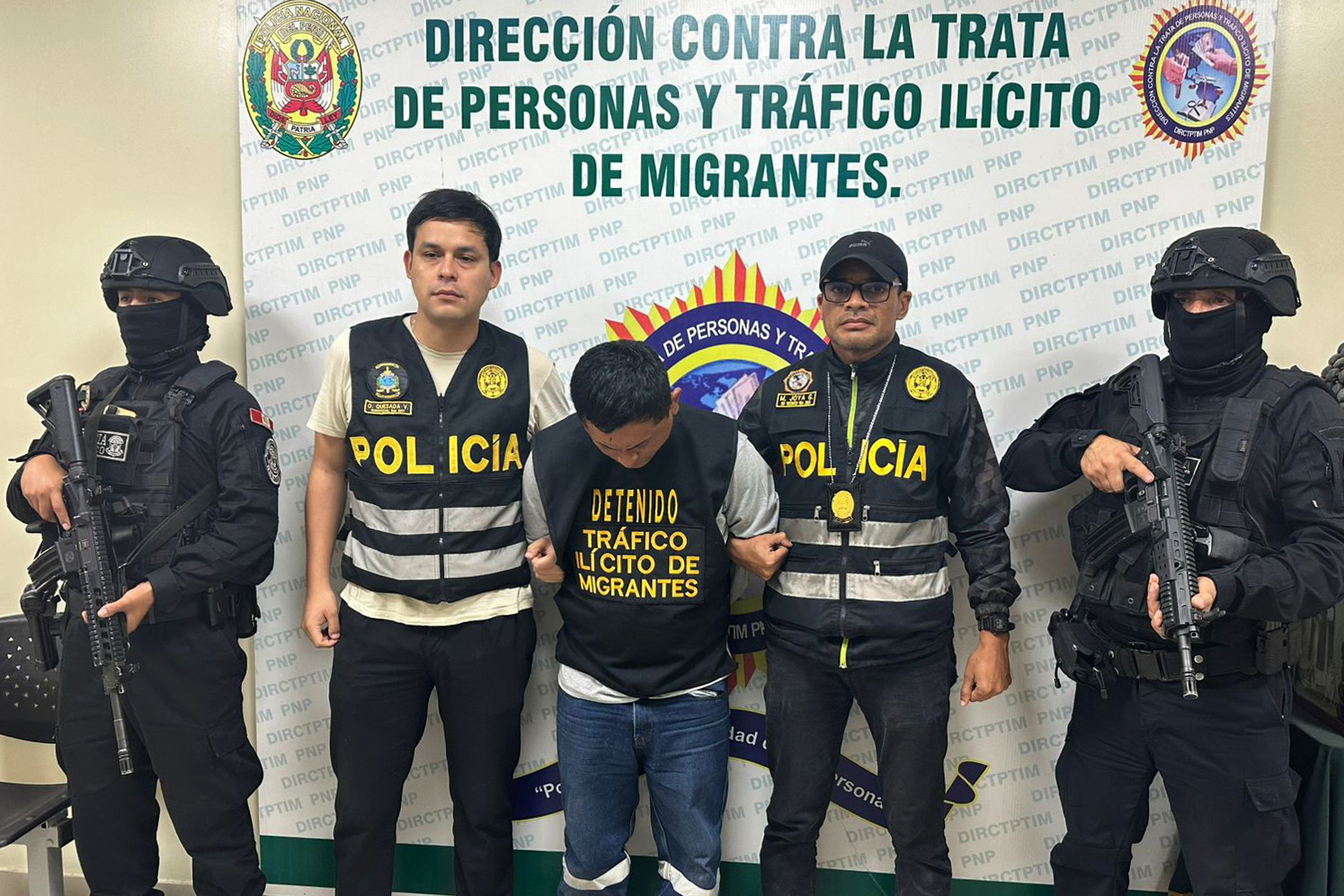 Fotografía cedida por la Oficina de Interpol Lima que muestra a Cristian Hernán Yong Granadino (c), alias Chuki.