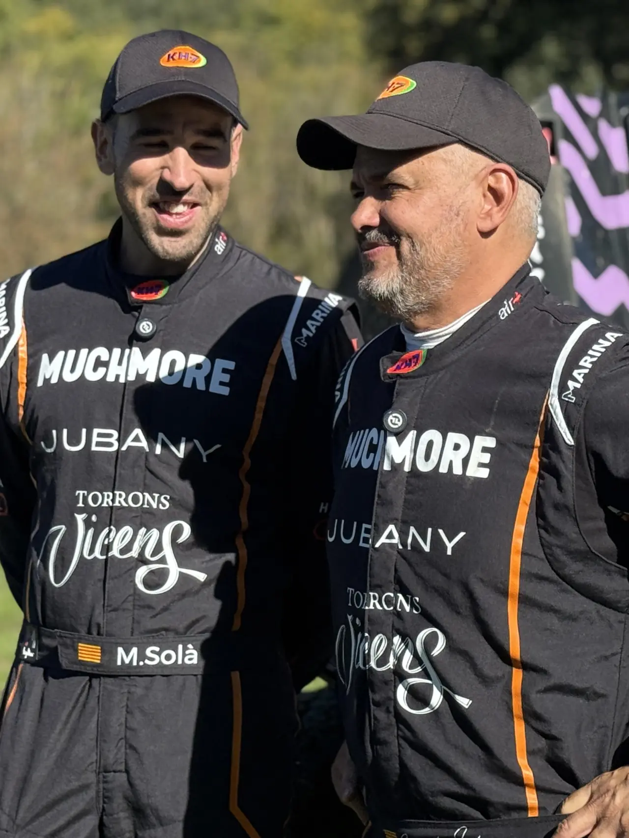 Marc Sola y el piloto Nando Jubany junto a su coche para el Dakar 2026.