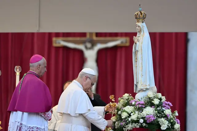 El papa León XIV rezando ante la Virgen de Fátima en octubre de 2025