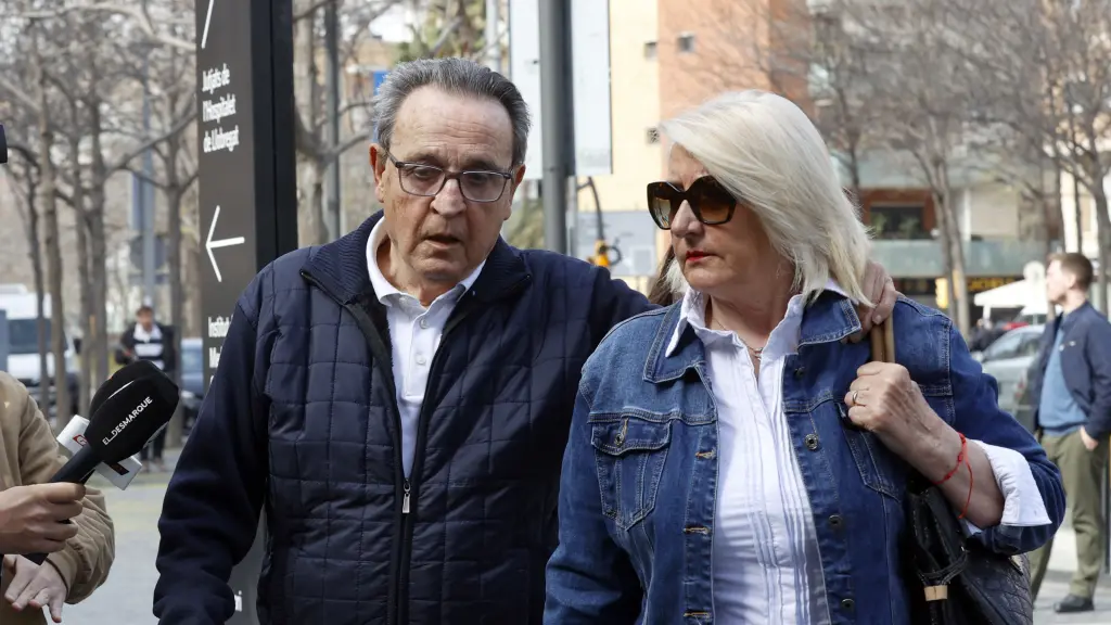 exvicepresidente del Comité Técnico de Árbitros (CTA) José María Enríquez Negreira (i) a su llegada a la Ciudad de la Justicia de Barcelona.