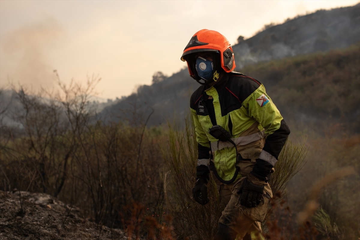 Un bombero trabaja en las