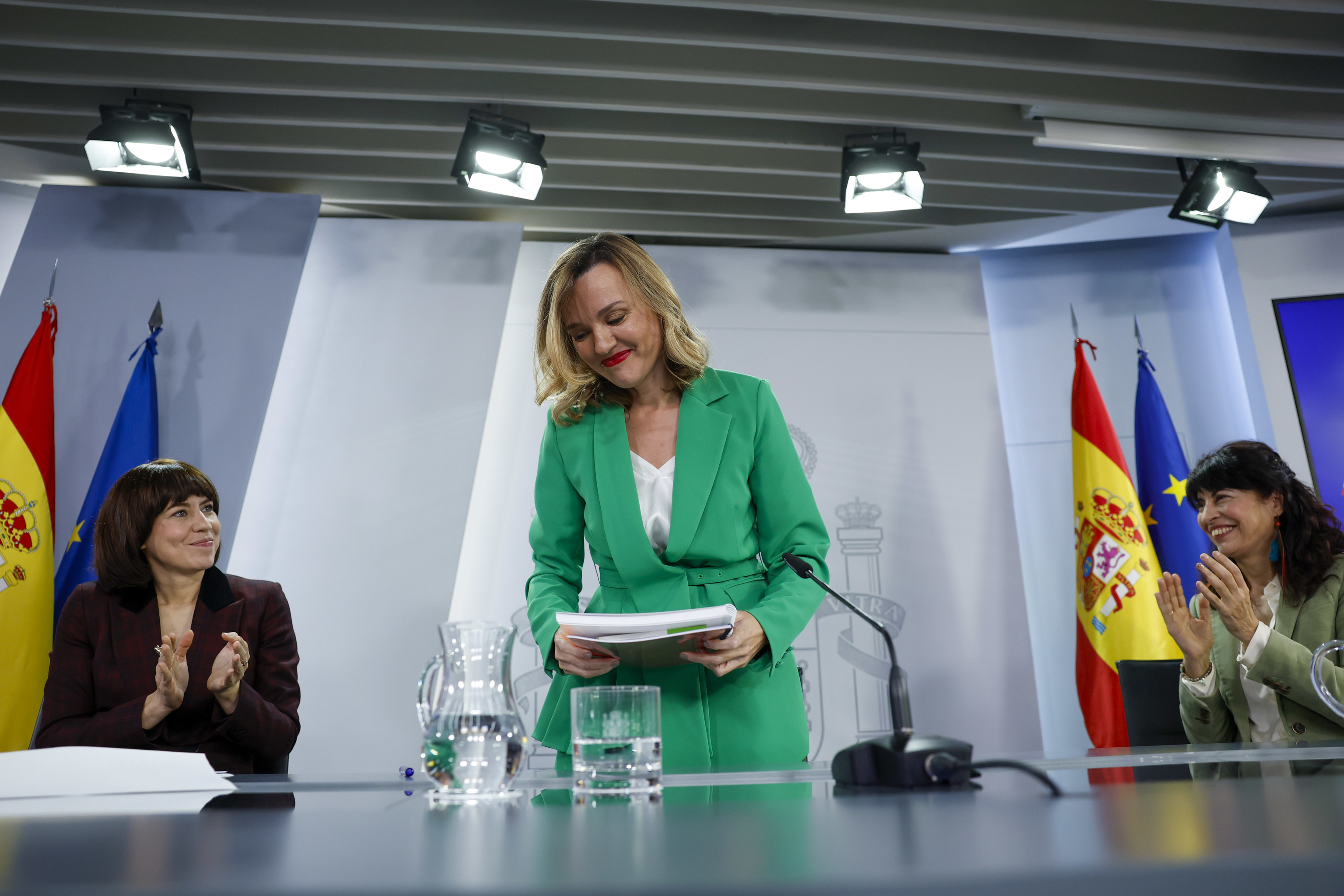Pilar Alegría, tras el Consejo de Ministros, entre Diana Morant y Ana Redondo.