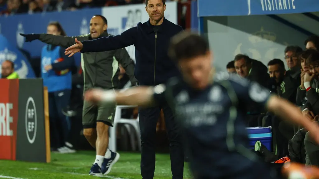 Xabi Alonso da indicaciones en la banda de El Prado.