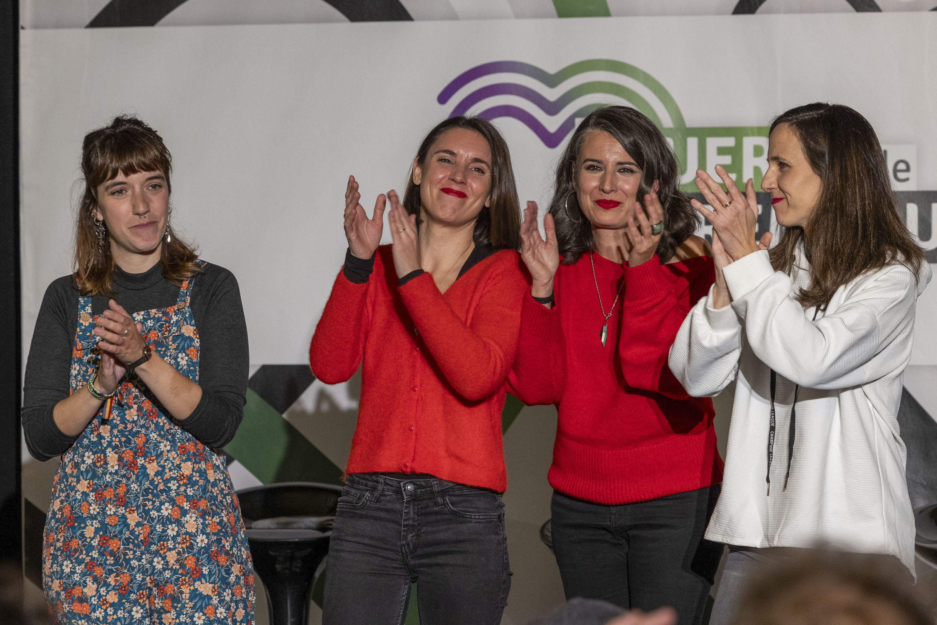 Irene de Miguel, candidata de Unidas por Extremadura, entre sus compañeras de Podemos Irene Montero y Ione Belarra, en un acto el pasado día 12