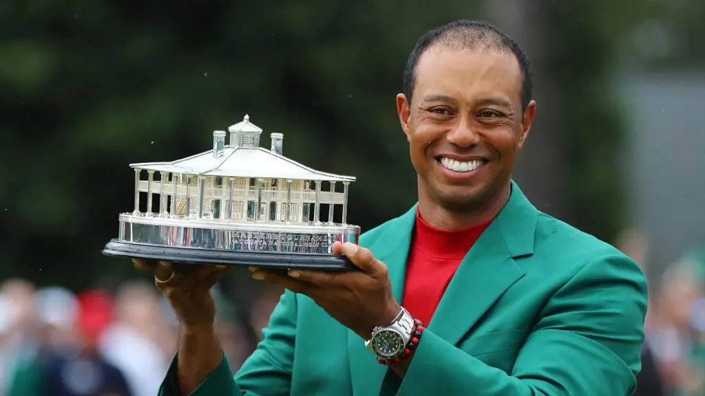 Tiger Woods levantando el trofeo del Masters de Augusta 2019