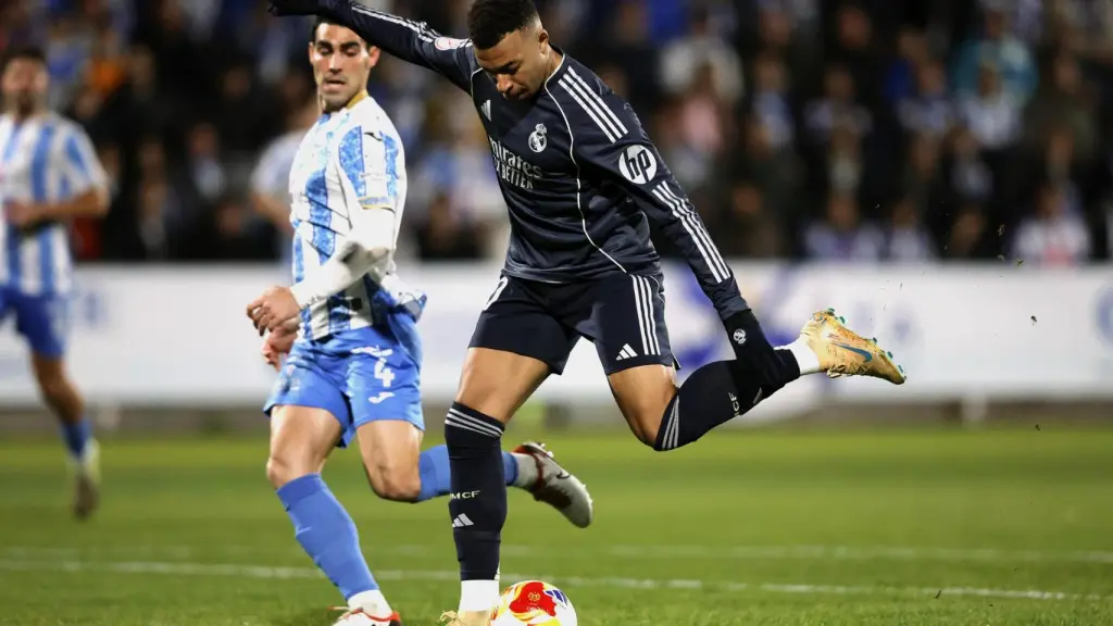 Kylian Mbappé remata a portería en el partido de Copa del Rey contra el CF Talavera.