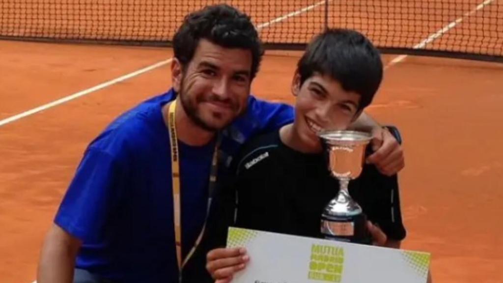 El entrenador de tenis Carlos Santos posa con un pequeño Carlitos en el Mutua Madrid Open