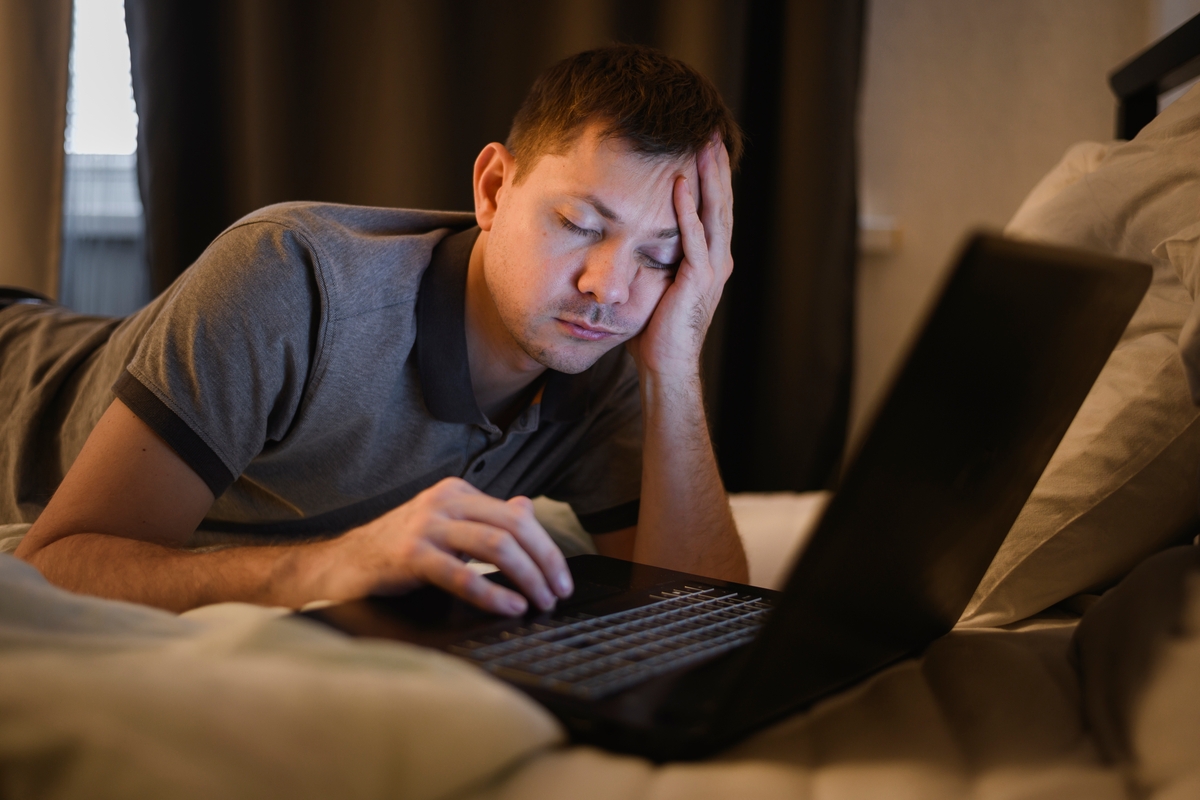 Joven trabajador aparentemente cansado (Imagen