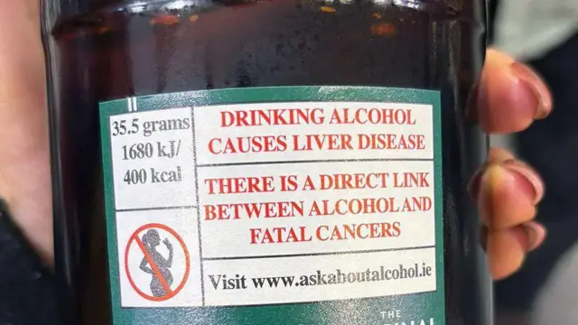 Etiqueta que advierte sobre los peligros del alcohol