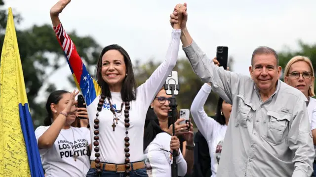 El candidato opositor Edmundo González Urrutia (der.) y la líder opositora María Corina Machado en un mitin de cierre de campaña en Caracas, el 25 de julio de 2024.