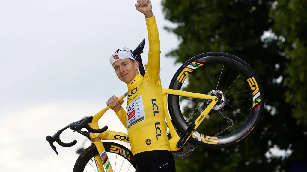 Tadej Pogacar celebra su victoria en el Tour de Francia 2025.