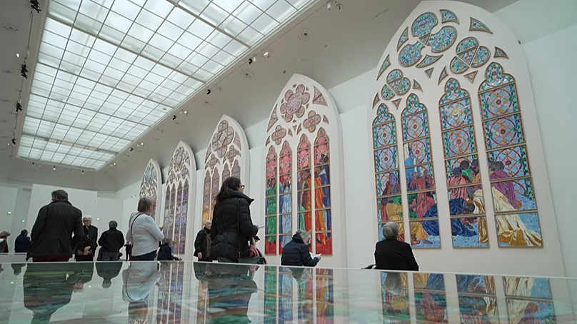 Diseños futuros de vidrieras para Notre-Dame por Claire Tabouret, que reemplazarán seis vidrieras diseñadas por el arquitecto del siglo XIX Eugène Viollet-le-Duc, en París, 10 dic 2025