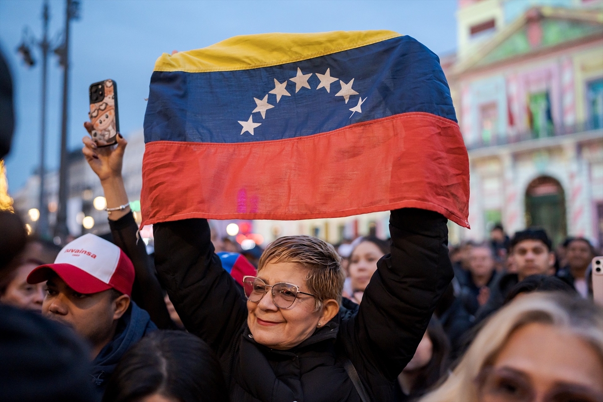 Una mujer sujeta la bandera