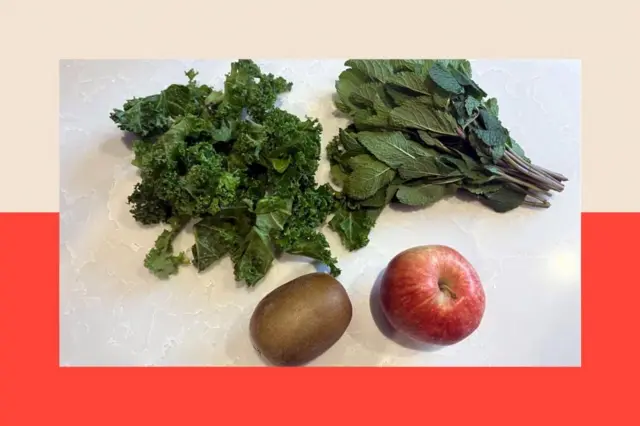 Verdurs de hoja, kiwi y manzana
