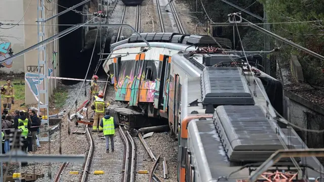 Un equipo de bomberos inspecciona el accidente de tren en Cataluña.