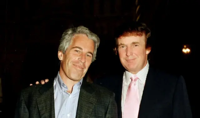 Foto de Donald Trump con una mano sobre el hombro de Jeffrey Epstein en 1995.