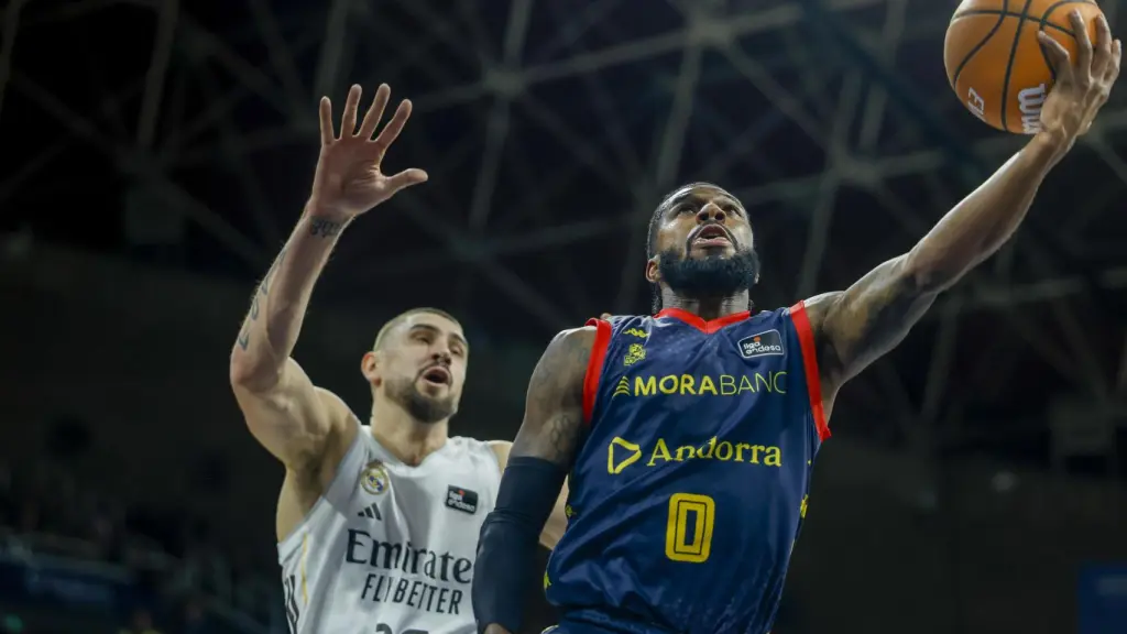 Shannon Evans entra a canasta presionado por Alex Len.