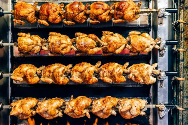 Pollos asándose