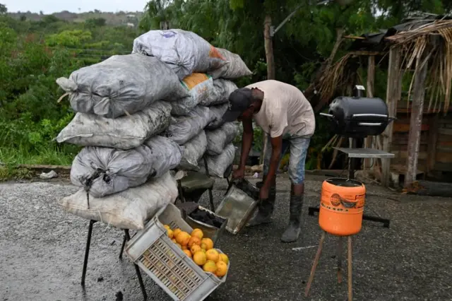 Un hombre vende carbón en la calle en La Habana