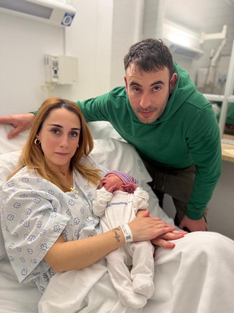 Coral, junto a sus padres, Iria Andrea Cid y Yago Conde, nacida en Ourense.