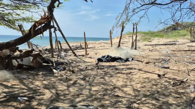 vista del mar y restos metálicos en el poblado de Poolosü en la Alta Guajira venezolana