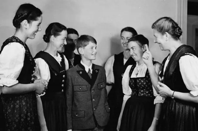 Johannes, el integrantes más joven de la familia, junto a su madre y sus hermanas en Londres en 1950.