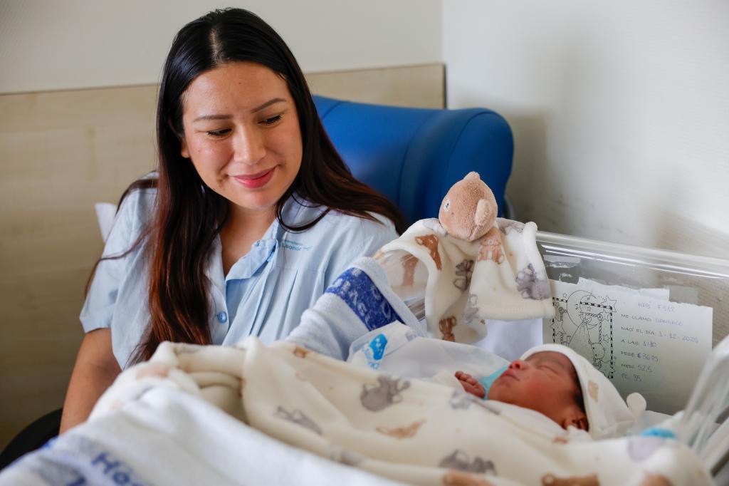 Santiago, el primer recién nacido en Madrid en 2026, junto a su madre.