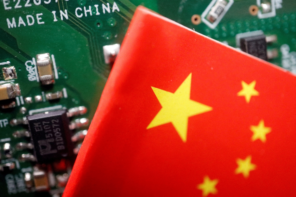 Una bandera china junto a