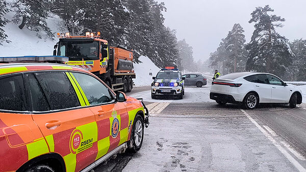Equipos de Protección Civil y Guardia Civil ayudan a conductores bloqueados por la nieve en la M-601.