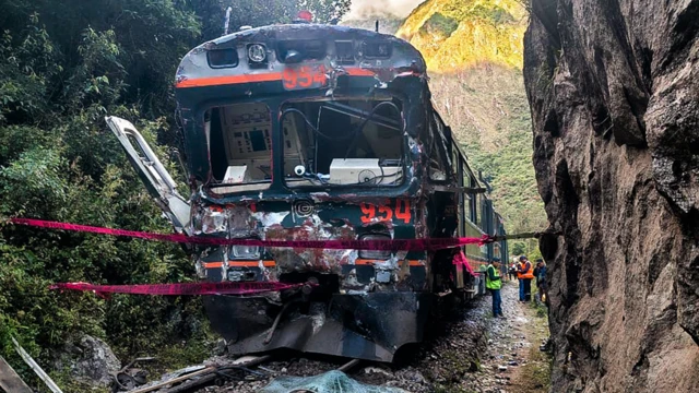 Uno de los trenes gravemente dañado