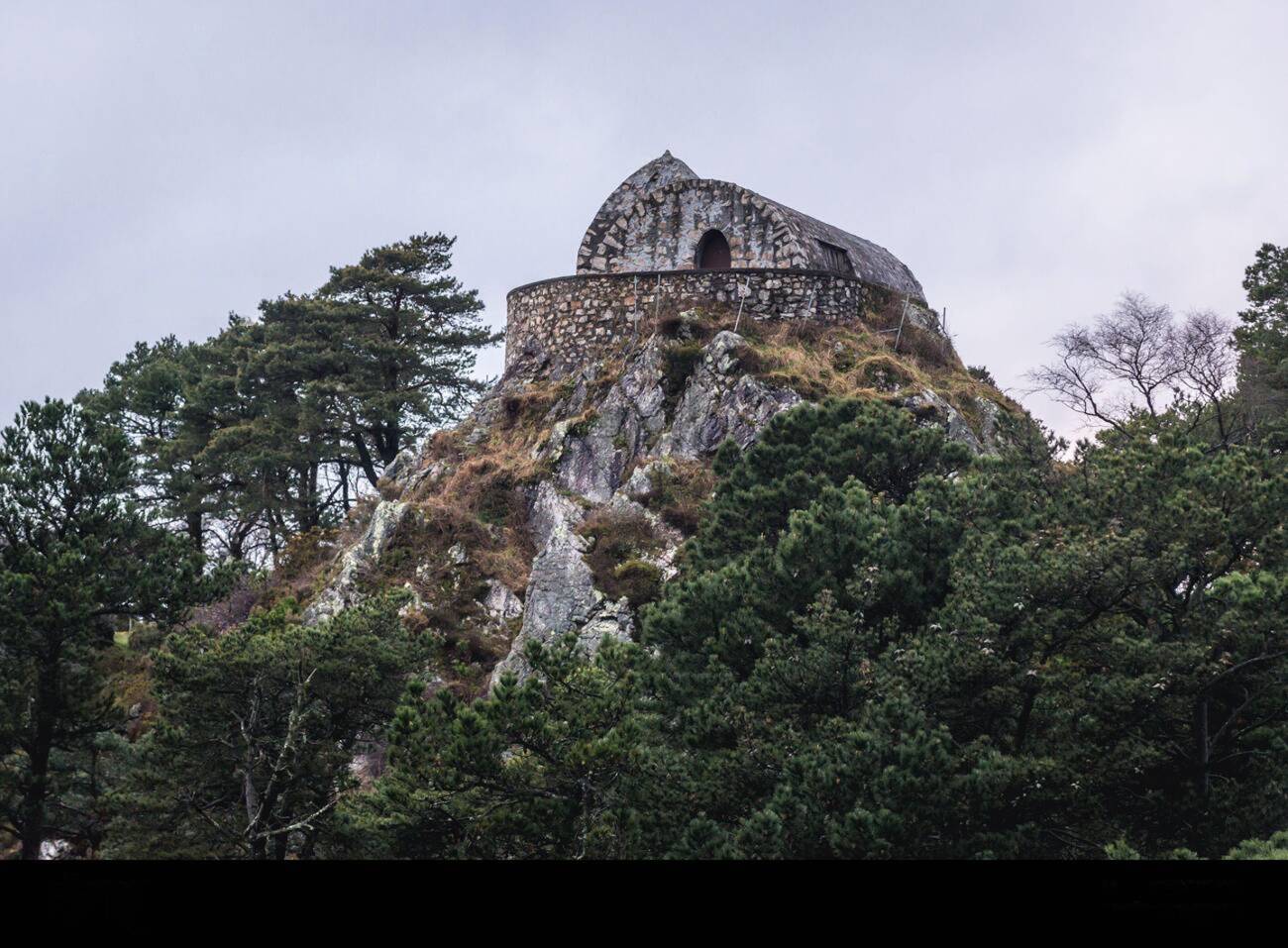 Foto: Completamente rehabilitado, el edificio es hoy un espacio ideal para conocer y divulgar la biodiversidad de la Sierra del Sueve. (Alamy)